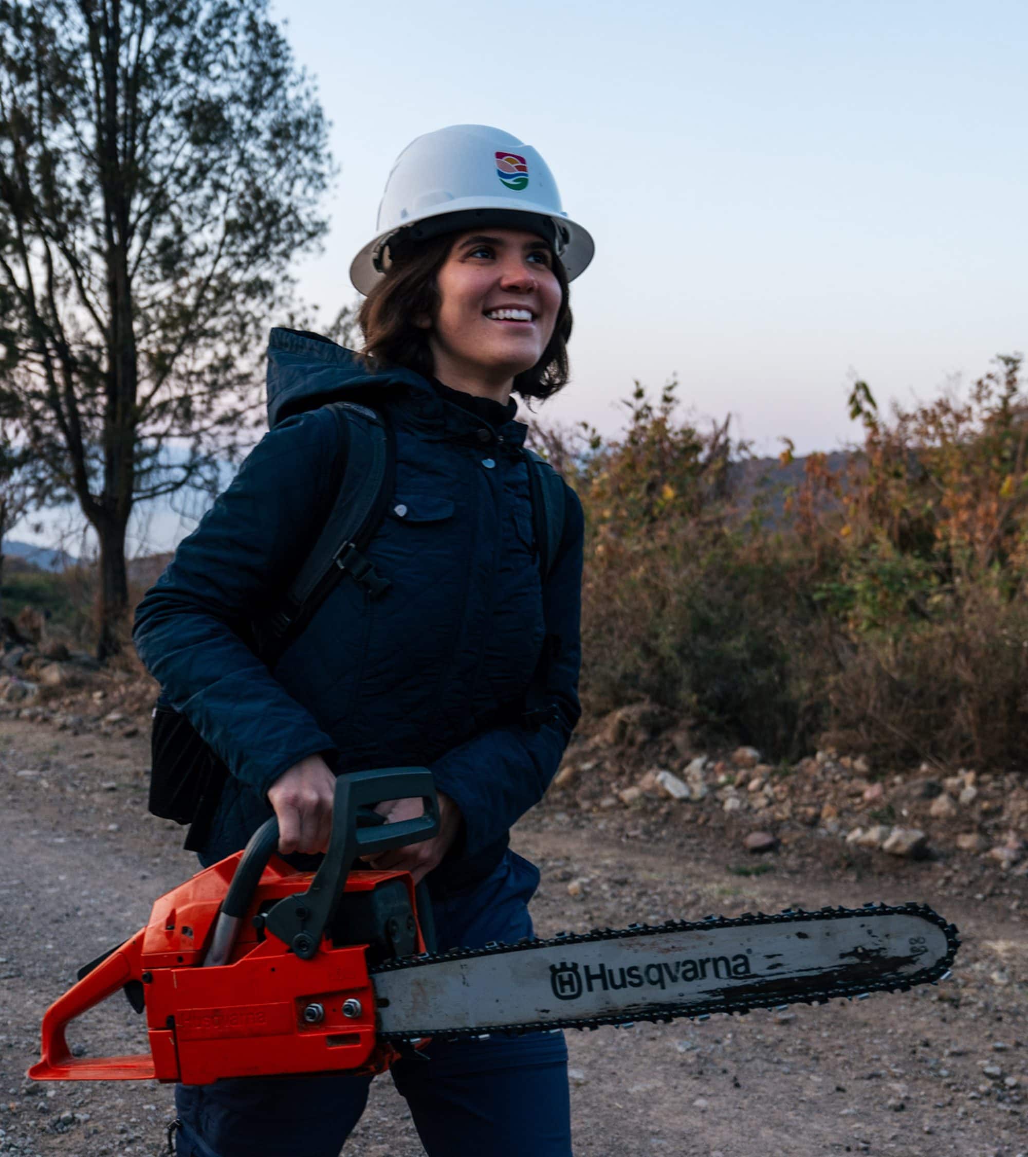 Voluntaria en brigada de sendero
