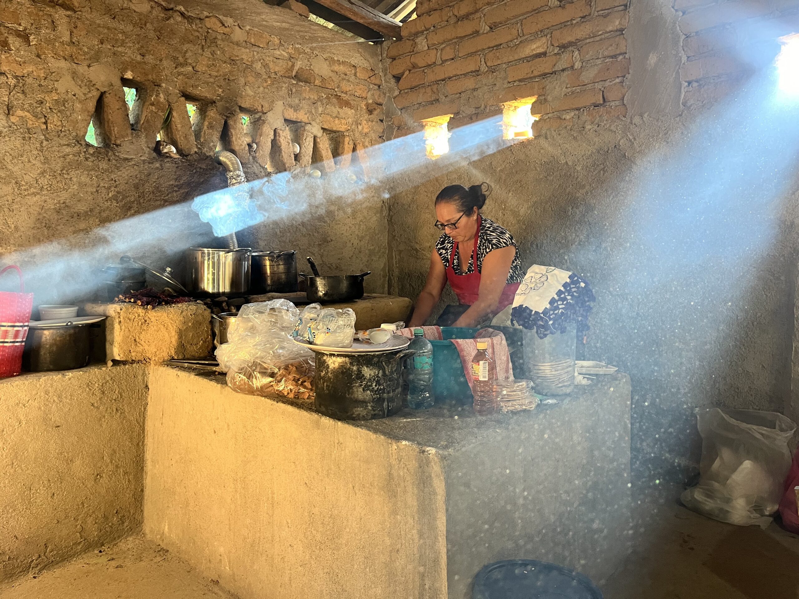 Señora cocinando para senderistas